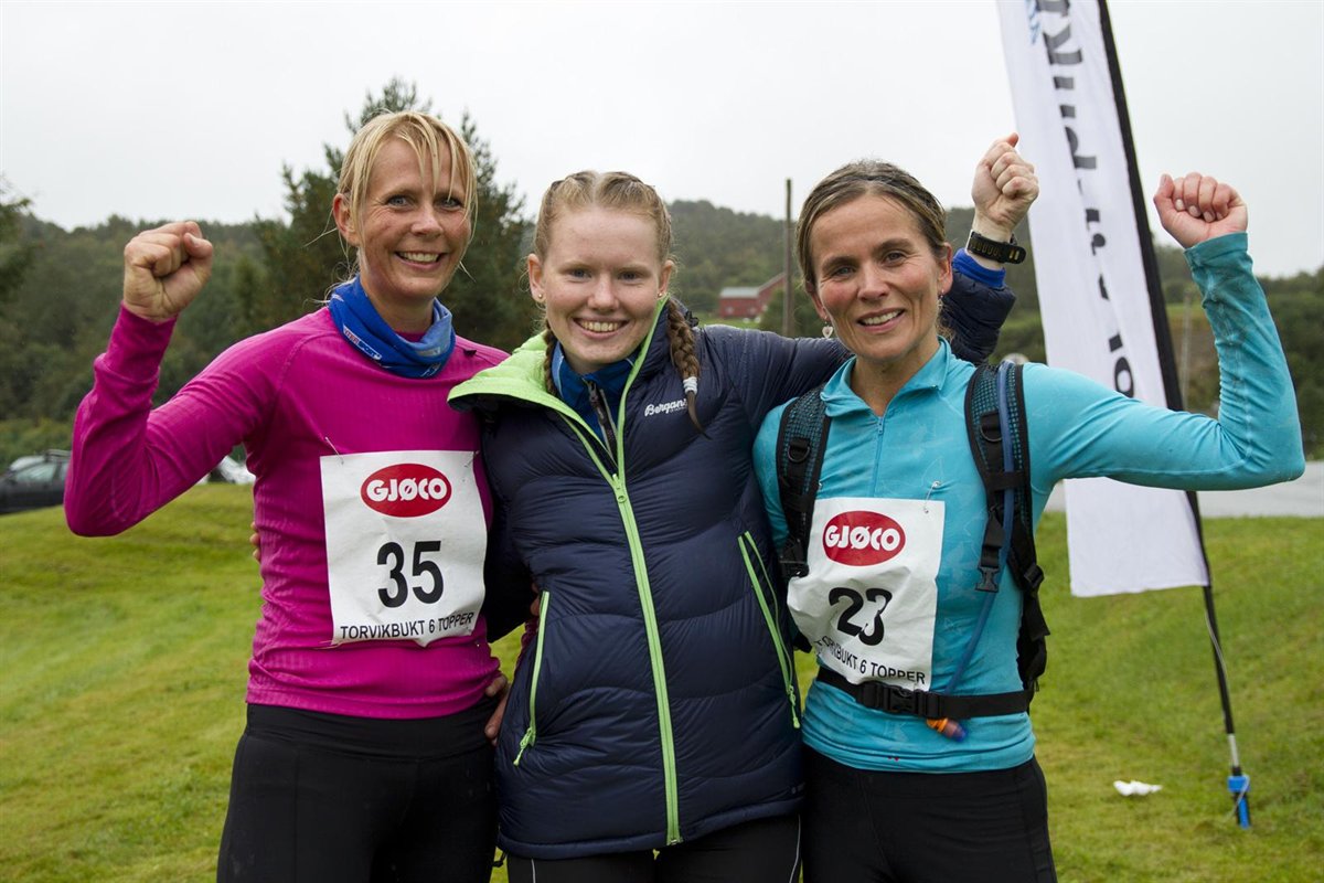 Topp tre damer. Karoline Holsen Kyte (i midten), Elin Espvik (til høyre) og Astrid Toftaker (til venstre). Torvikbukt 6 topper 14.september 2013