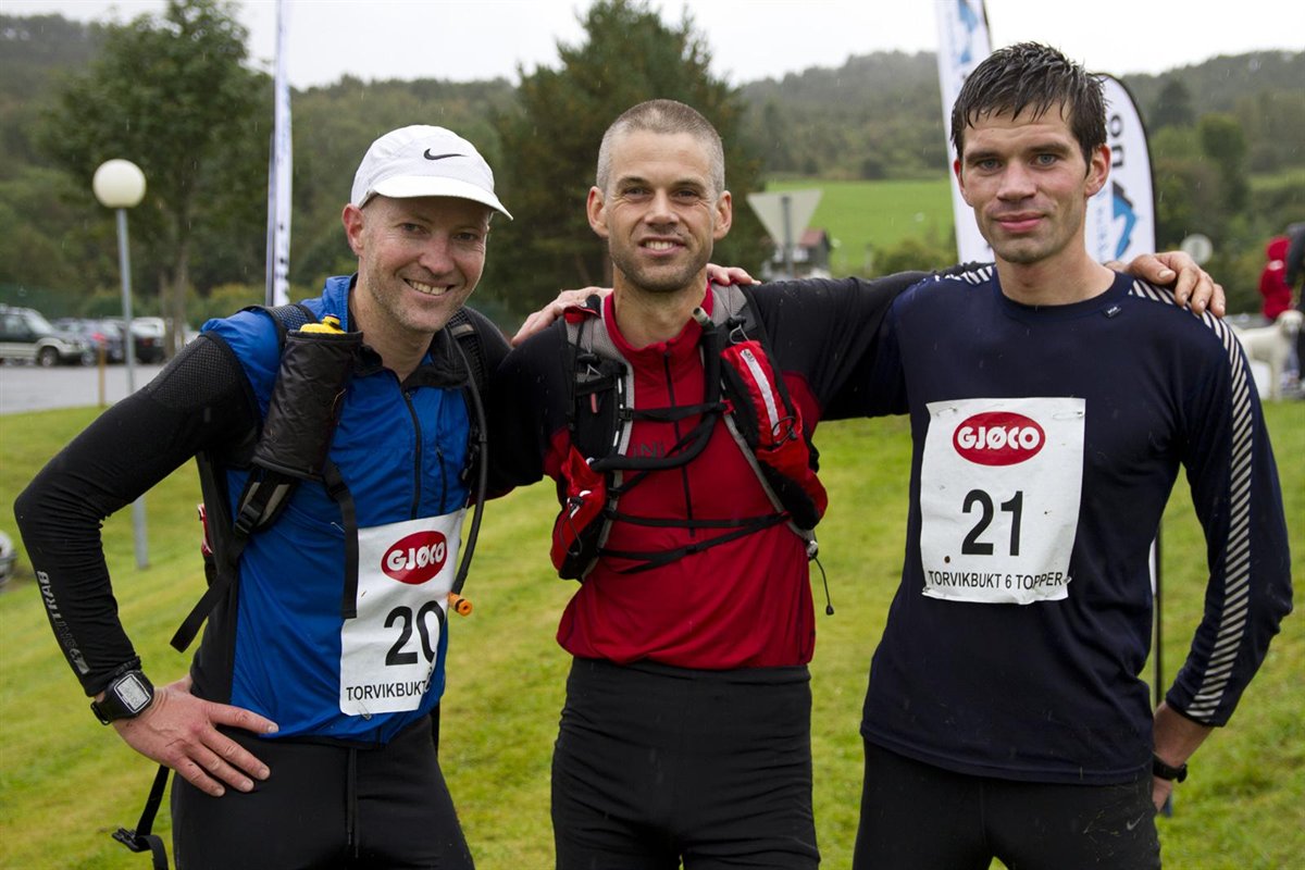 Topp tre herrer. 1.plass Robert Sørlie (i midten), andreplass Runar Ødegård (til høyre) og tredjeplass Bård Smestad til venstre. Torvikbukt 6 topper 14.september 2013
