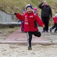 Mathias Hoem 4 år fra Solsida barnehage hopper lengde. Foto Daniel Kvalvik.