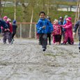 Fv, Aron Lervik, Svein Haugnes og Åsmund Aarset, alle 6 år og fra Solsida barnehage løper kort 60 meter. Foto Daniel Kvalvik.