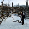 Carl Gunnar og Øystein Orset var i fullt driv med bygging av midlertidig hoppbakke ved Torvikbukt skule
