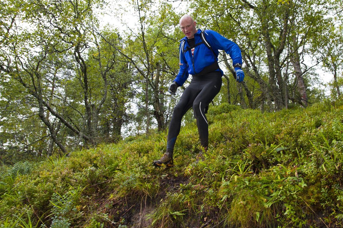 Thomas Sandhaug fra Molde på veg ned fra 3.toppen. Torvikbukt 6 topper 8.september 2012.